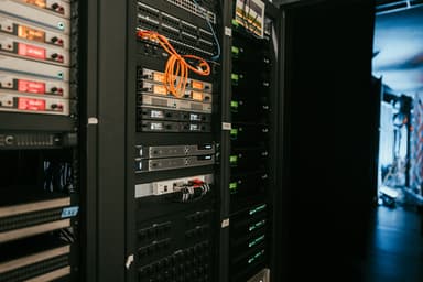 Fiziksel rack sunucu donanımı